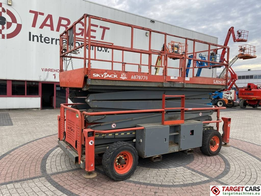SkyJack SJ9250 RT Diesel 4x4 Scissor Work Lift 1720cm - Ножичний підйомник: фото 1 SkyJack SJ9250 RT Diesel 4x4 Scissor Work Lift 1720cm - Ножичний підйомник: фото 1