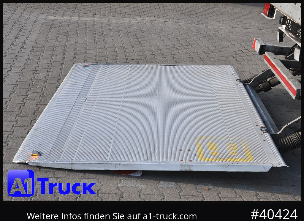 SCHMITZ Getränke, Lenkachse, LBW, Ladebordwand, kurzer Aufbau - Тентований напівпричіп: фото 2 SCHMITZ Getränke, Lenkachse, LBW, Ladebordwand, kurzer Aufbau - Тентований напівпричіп: фото 2