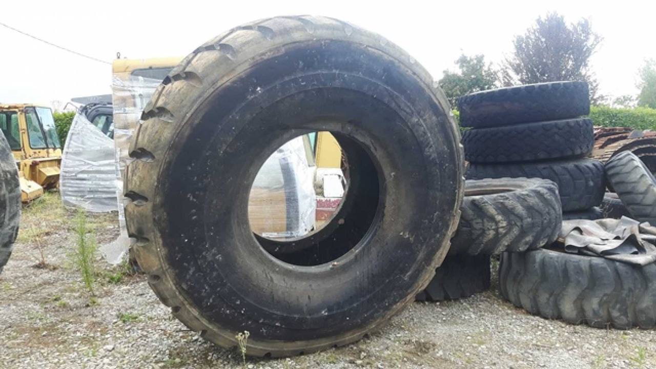 BRIDGESTONE 29/5R35 Pneumatici 29.5R35 in buone condizioni - Шина в категорії Будівельна техніка: фото 3 BRIDGESTONE 29/5R35 Pneumatici 29.5R35 in buone condizioni - Шина в категорії Будівельна техніка: фото 3