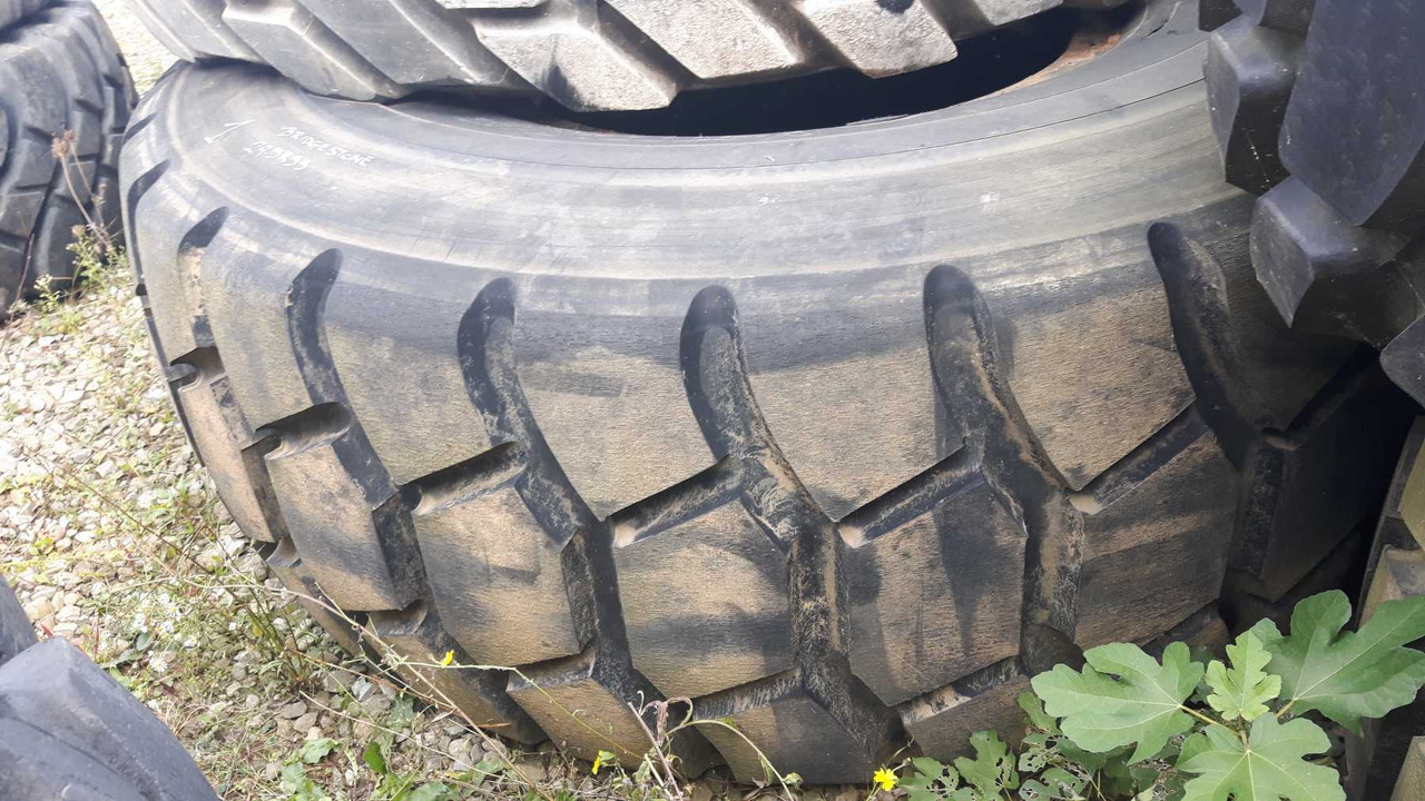 BRIDGESTONE 29/5R35 Pneumatici 29.5R35 in buone condizioni - Шина в категорії Будівельна техніка: фото 2 BRIDGESTONE 29/5R35 Pneumatici 29.5R35 in buone condizioni - Шина в категорії Будівельна техніка: фото 2