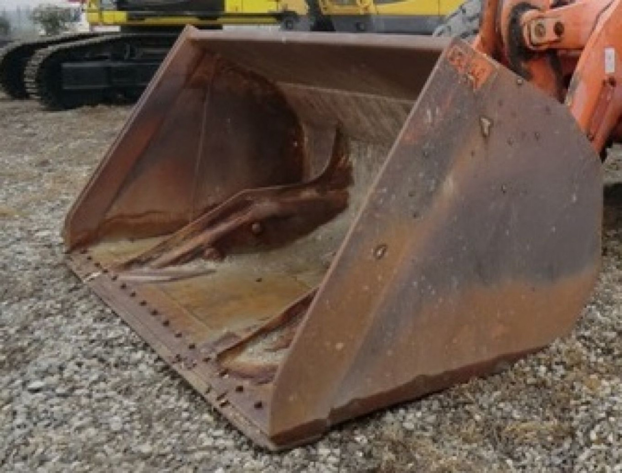 FIAT HITACHI W270 Benna ad alto ribaltamento, completo di salvatagliente. - Ківш навантажувача: фото 3 FIAT HITACHI W270 Benna ad alto ribaltamento, completo di salvatagliente. - Ківш навантажувача: фото 3