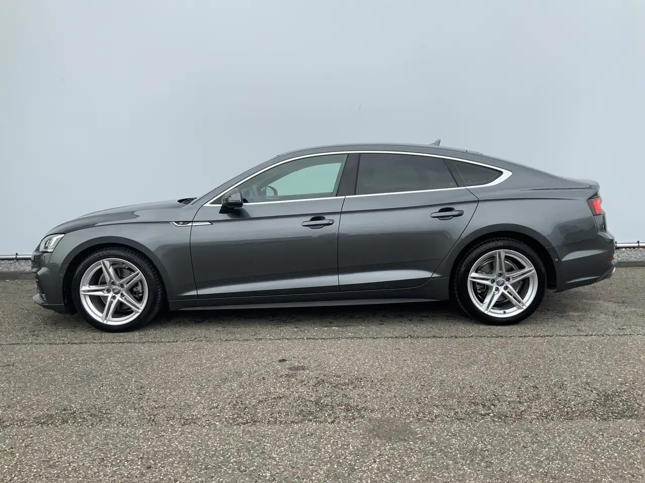 Audi A5 Sportback 2.0 TFSI g-tron Sport 2 x S-line edition - Хетчбек: фото 3 Audi A5 Sportback 2.0 TFSI g-tron Sport 2 x S-line edition - Хетчбек: фото 3