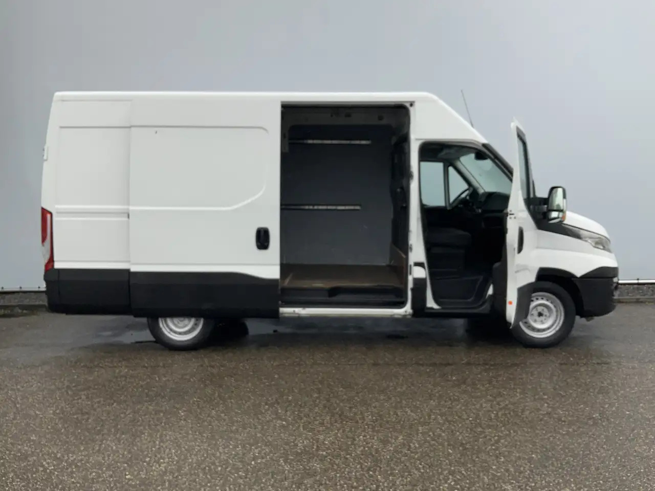 Iveco Daily 35S13V 2.3 352 H2 L3 Airco 3 Zits Opstap Euro 5 - Суцільнометалевий фургон: фото 4 Iveco Daily 35S13V 2.3 352 H2 L3 Airco 3 Zits Opstap Euro 5 - Суцільнометалевий фургон: фото 4
