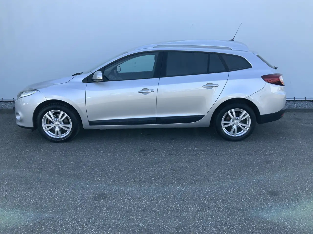 Renault Megane 1.5 dCi Expression Airco Navi Grijs Kenteken Euro - Легковий автомобіль: фото 3 Renault Megane 1.5 dCi Expression Airco Navi Grijs Kenteken Euro - Легковий автомобіль: фото 3