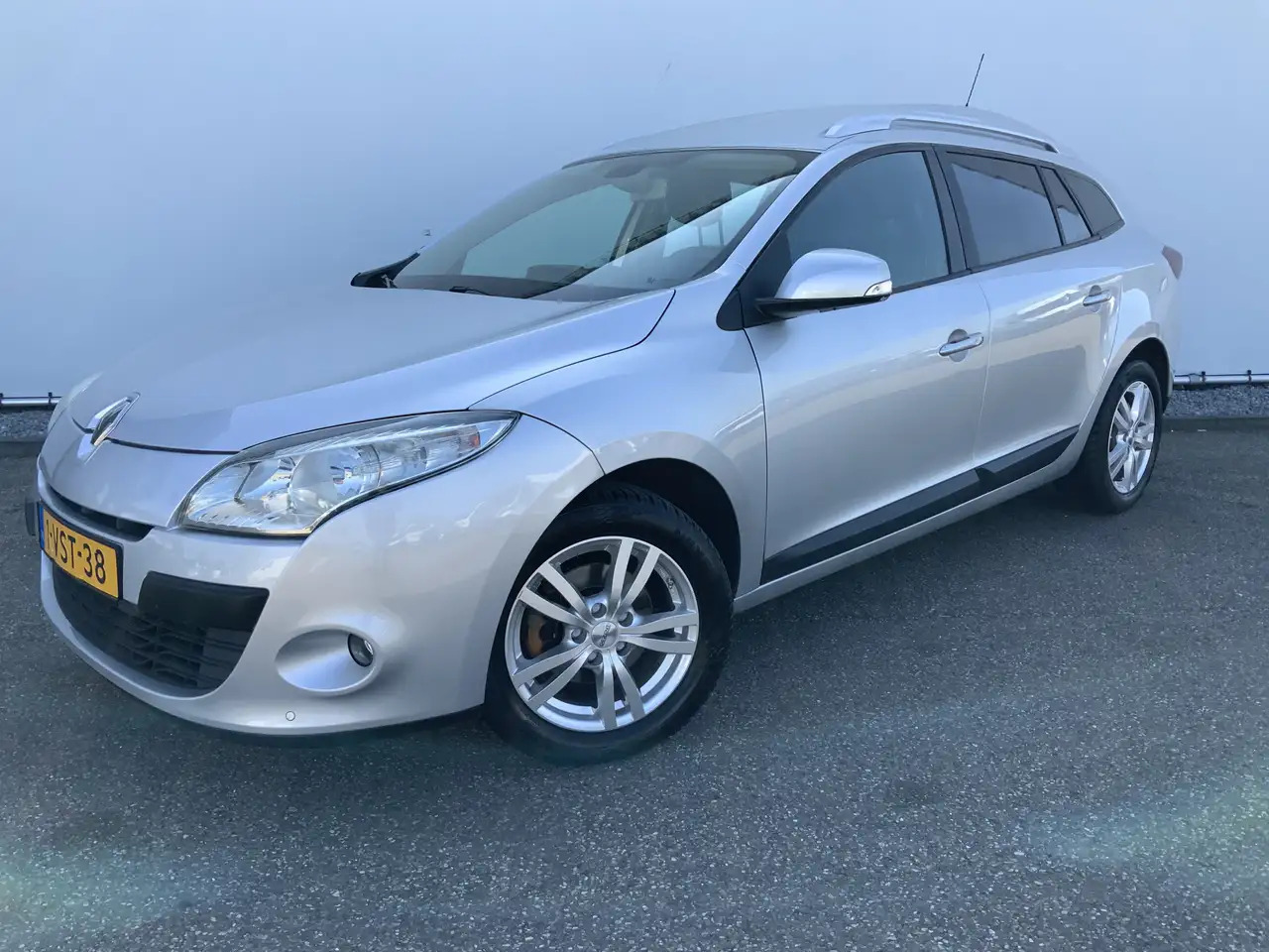 Renault Megane 1.5 dCi Expression Airco Navi Grijs Kenteken Euro - Легковий автомобіль: фото 1 Renault Megane 1.5 dCi Expression Airco Navi Grijs Kenteken Euro - Легковий автомобіль: фото 1