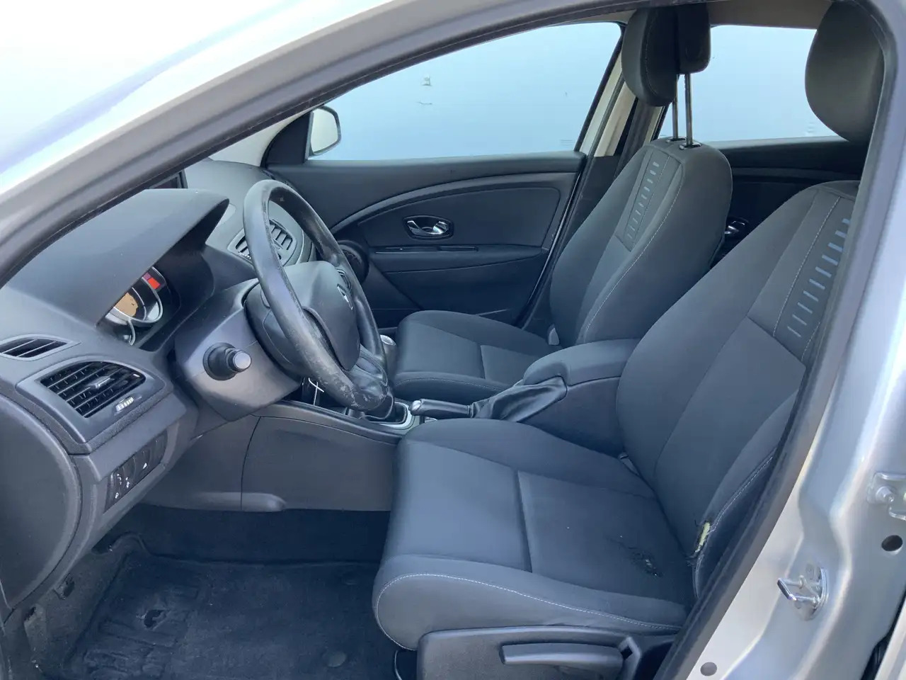 Renault Megane 1.5 dCi Expression Airco Navi Grijs Kenteken Euro - Легковий автомобіль: фото 4 Renault Megane 1.5 dCi Expression Airco Navi Grijs Kenteken Euro - Легковий автомобіль: фото 4