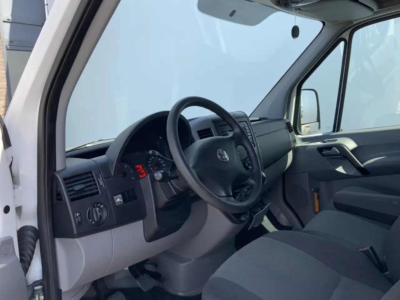 Volkswagen Crafter 35 2.0 TDI L1H1 Airco Cruise 3 Zits Trekhaak 2000 - Суцільнометалевий фургон: фото 5 Volkswagen Crafter 35 2.0 TDI L1H1 Airco Cruise 3 Zits Trekhaak 2000 - Суцільнометалевий фургон: фото 5