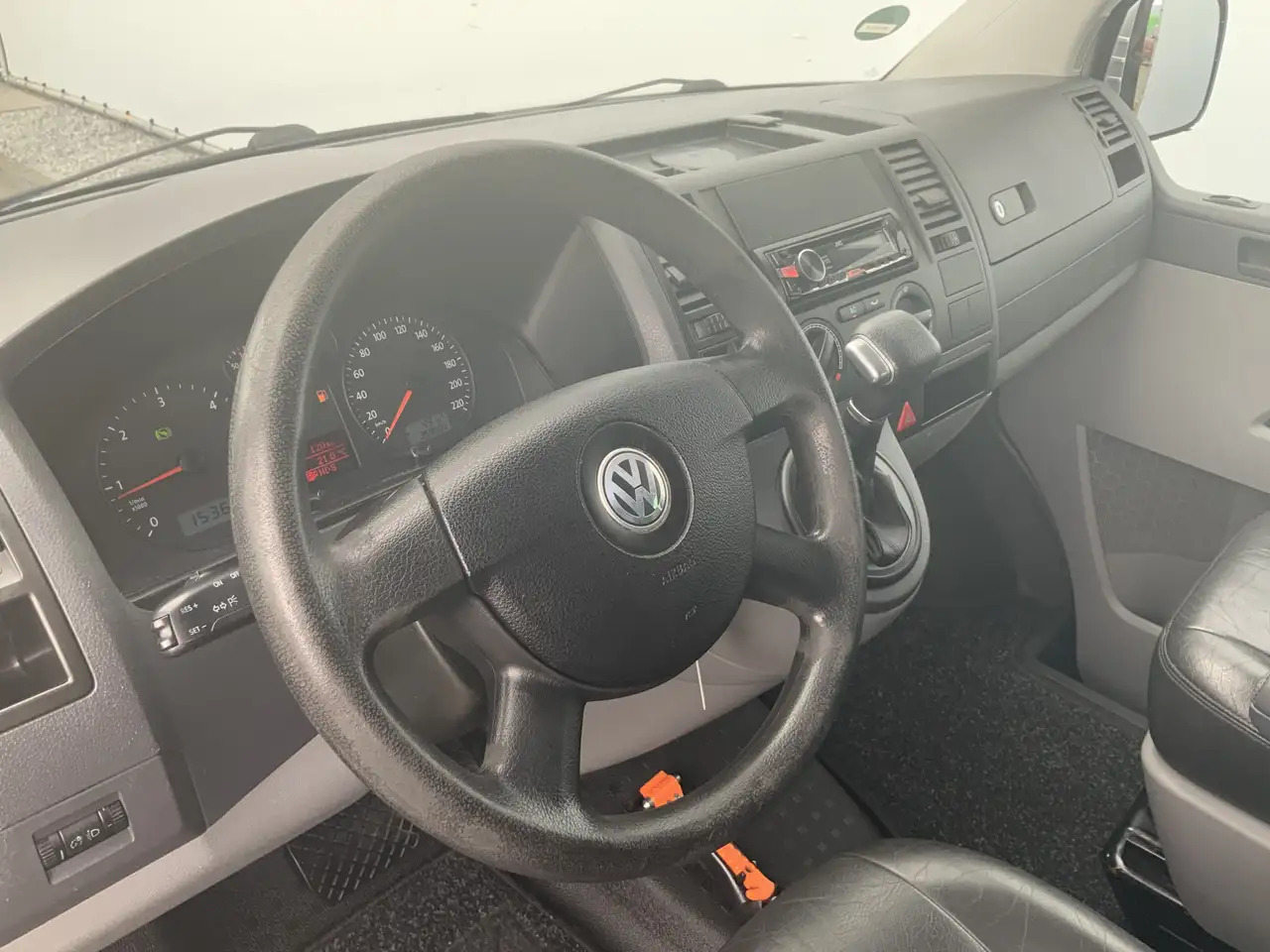 Volkswagen T5 Transporter 2.5 TDI 340 Automaat Trendline Dub Cab 5 Zits Leer - Вантажопасажирський фургон: фото 4 Volkswagen T5 Transporter 2.5 TDI 340 Automaat Trendline Dub Cab 5 Zits Leer - Вантажопасажирський фургон: фото 4