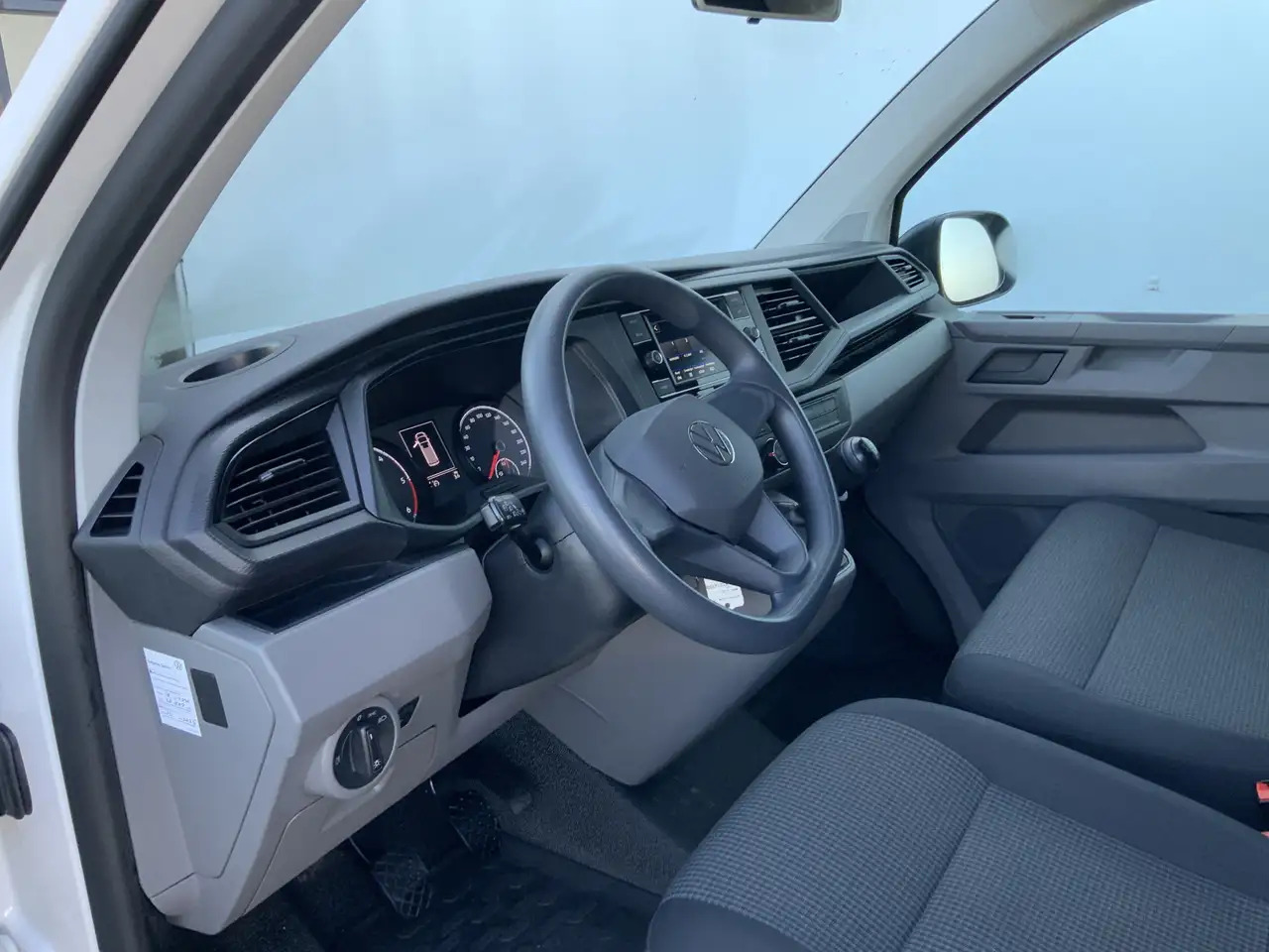 Volkswagen T6.1 Transporter 2.0 TDI L1H1 26 Economy Business - Суцільнометалевий фургон: фото 5 Volkswagen T6.1 Transporter 2.0 TDI L1H1 26 Economy Business - Суцільнометалевий фургон: фото 5