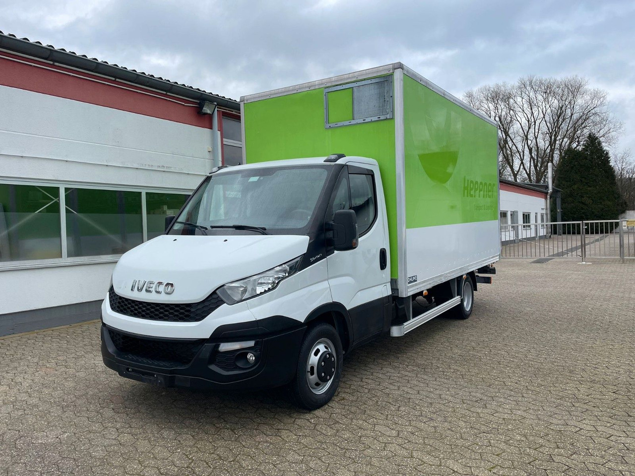 Iveco Daily 35C15 Koffer 4.2m Ladebordwand - Фургон з закритим кузовом: фото 1 Iveco Daily 35C15 Koffer 4.2m Ladebordwand - Фургон з закритим кузовом: фото 1