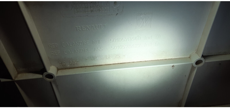Renault 5010578640 5010578640 - Решітка радіатора в категорії Вантажівки: фото 2 Renault 5010578640 5010578640 - Решітка радіатора в категорії Вантажівки: фото 2
