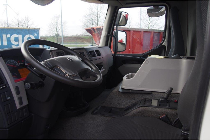 Interior photo 1: Вантажівка з закритим кузовом Volvo FE 260