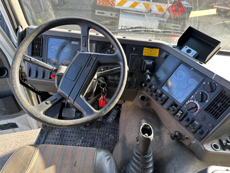 Interior photo 1: Автовоз вантажівка Volvo FL12.380