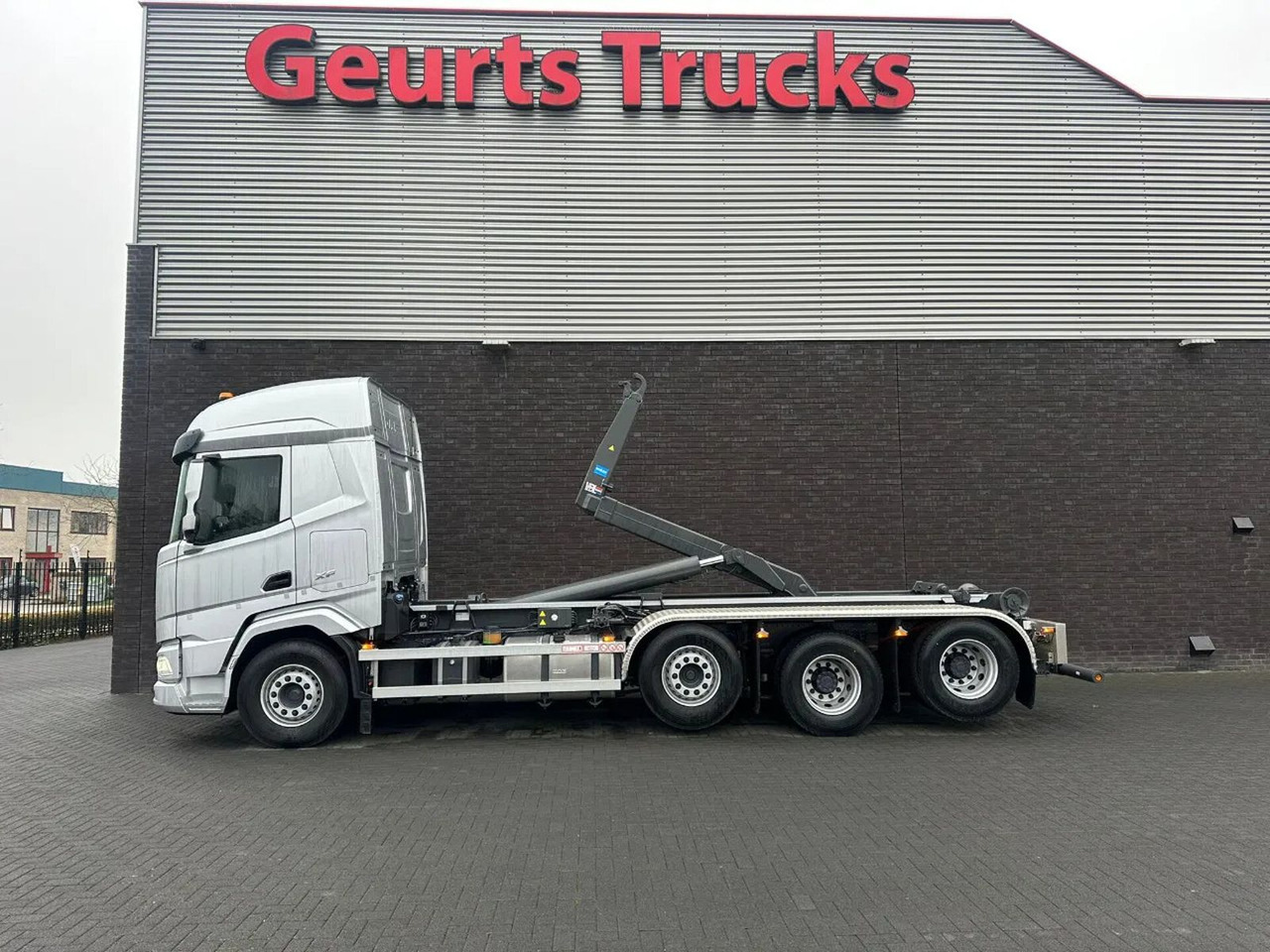 DAF XF 530 8X2 TRIPLE VDL S-30-6700 HAAKARMSYSTEEM/A - Гаковий мультиліфт вантажівка: фото 1 DAF XF 530 8X2 TRIPLE VDL S-30-6700 HAAKARMSYSTEEM/A - Гаковий мультиліфт вантажівка: фото 1