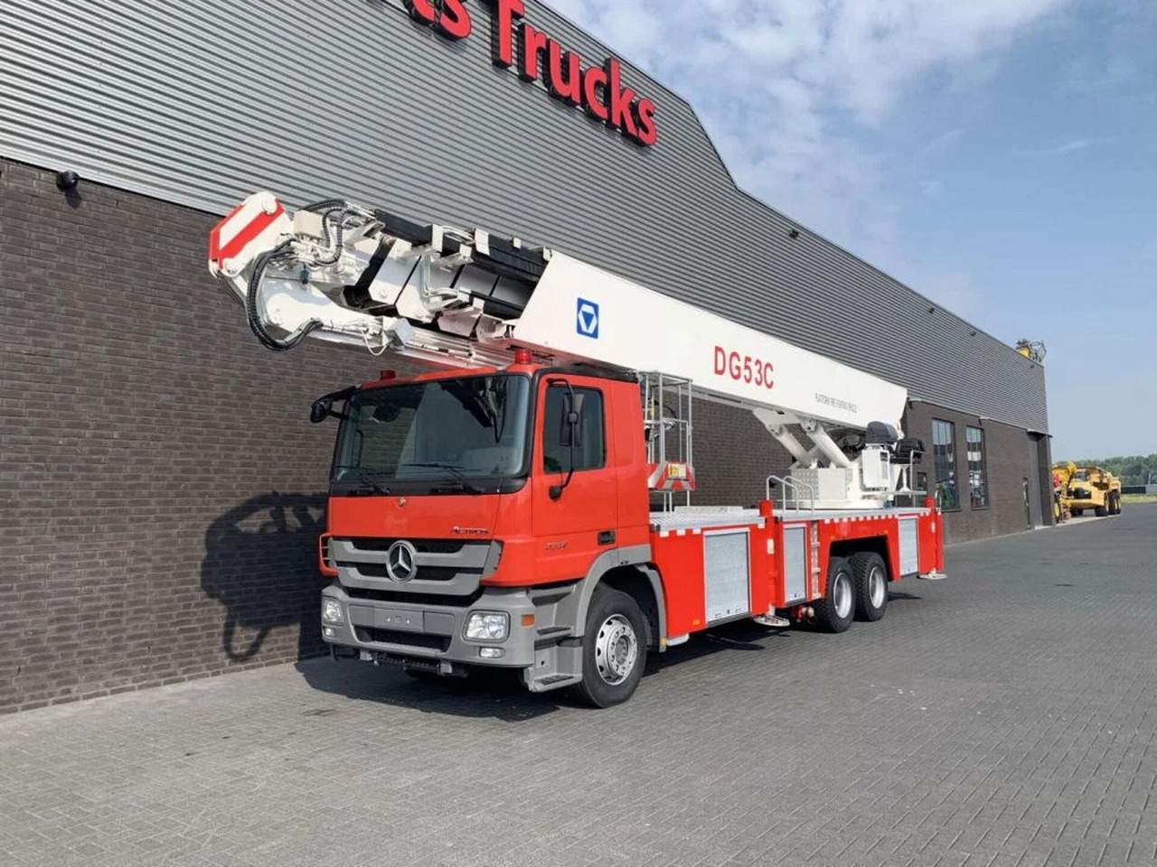 Mercedes-Benz Actros 3332 6X4 XCMG DG53C FIRE FIGTHING PLATFOR - Пожежна машина: фото 2 Mercedes-Benz Actros 3332 6X4 XCMG DG53C FIRE FIGTHING PLATFOR - Пожежна машина: фото 2