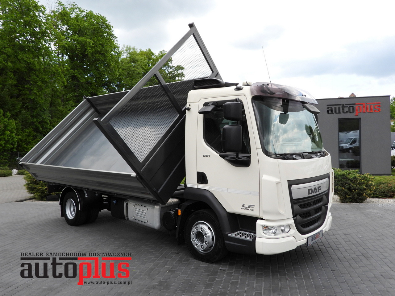 DAF LF 180 THREE-WAY TIPPER CRUISE CONTROL LED LIGHTS AUTOMATIC TRANSMISSION TWIN WHEELS AIR CONDITIONING 180HP - Самоскид вантажівка: фото 1 DAF LF 180 THREE-WAY TIPPER CRUISE CONTROL LED LIGHTS AUTOMATIC TRANSMISSION TWIN WHEELS AIR CONDITIONING 180HP - Самоскид вантажівка: фото 1