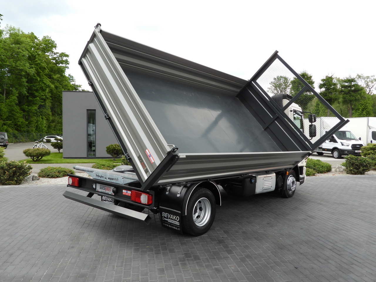 DAF LF 180 THREE-WAY TIPPER CRUISE CONTROL LED LIGHTS AUTOMATIC TRANSMISSION TWIN WHEELS AIR CONDITIONING 180HP - Самоскид вантажівка: фото 3 DAF LF 180 THREE-WAY TIPPER CRUISE CONTROL LED LIGHTS AUTOMATIC TRANSMISSION TWIN WHEELS AIR CONDITIONING 180HP - Самоскид вантажівка: фото 3