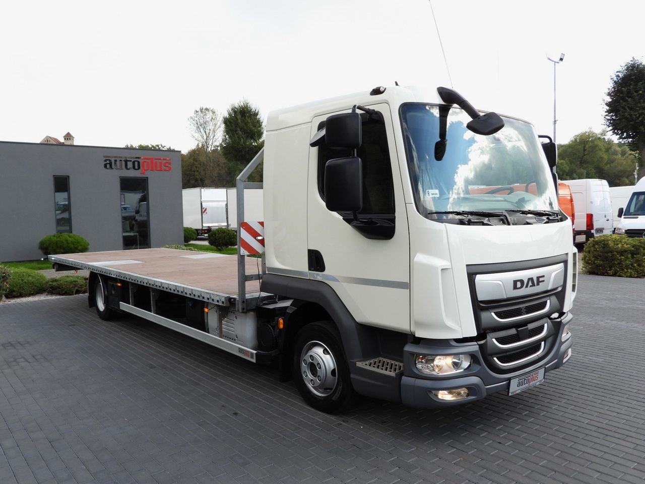 DAF LF 230 CONTAINER CARRIER PLATFORM + TRAILER WEBASTO CRUISE CONTROL LED LIGHTS PNEUMATICS AUTOMATIC TRANSMISSION TWIN WHEELS AIR CONDITIONING 230HP - Контейнеровоз/ Змінний кузов вантажівка: фото 4 DAF LF 230 CONTAINER CARRIER PLATFORM + TRAILER WEBASTO CRUISE CONTROL LED LIGHTS PNEUMATICS AUTOMATIC TRANSMISSION TWIN WHEELS AIR CONDITIONING 230HP - Контейнеровоз/ Змінний кузов вантажівка: фото 4