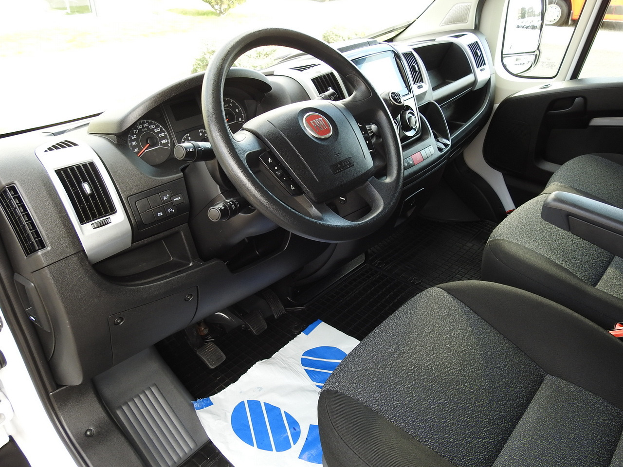 FIAT DUCATO BOX LIFT 8 PALLETS CRUISE CONTROL NAVIGATION LED LIGHTS AIR CONDITIONING 130HP - Фургон з закритим кузовом: фото 2 FIAT DUCATO BOX LIFT 8 PALLETS CRUISE CONTROL NAVIGATION LED LIGHTS AIR CONDITIONING 130HP - Фургон з закритим кузовом: фото 2