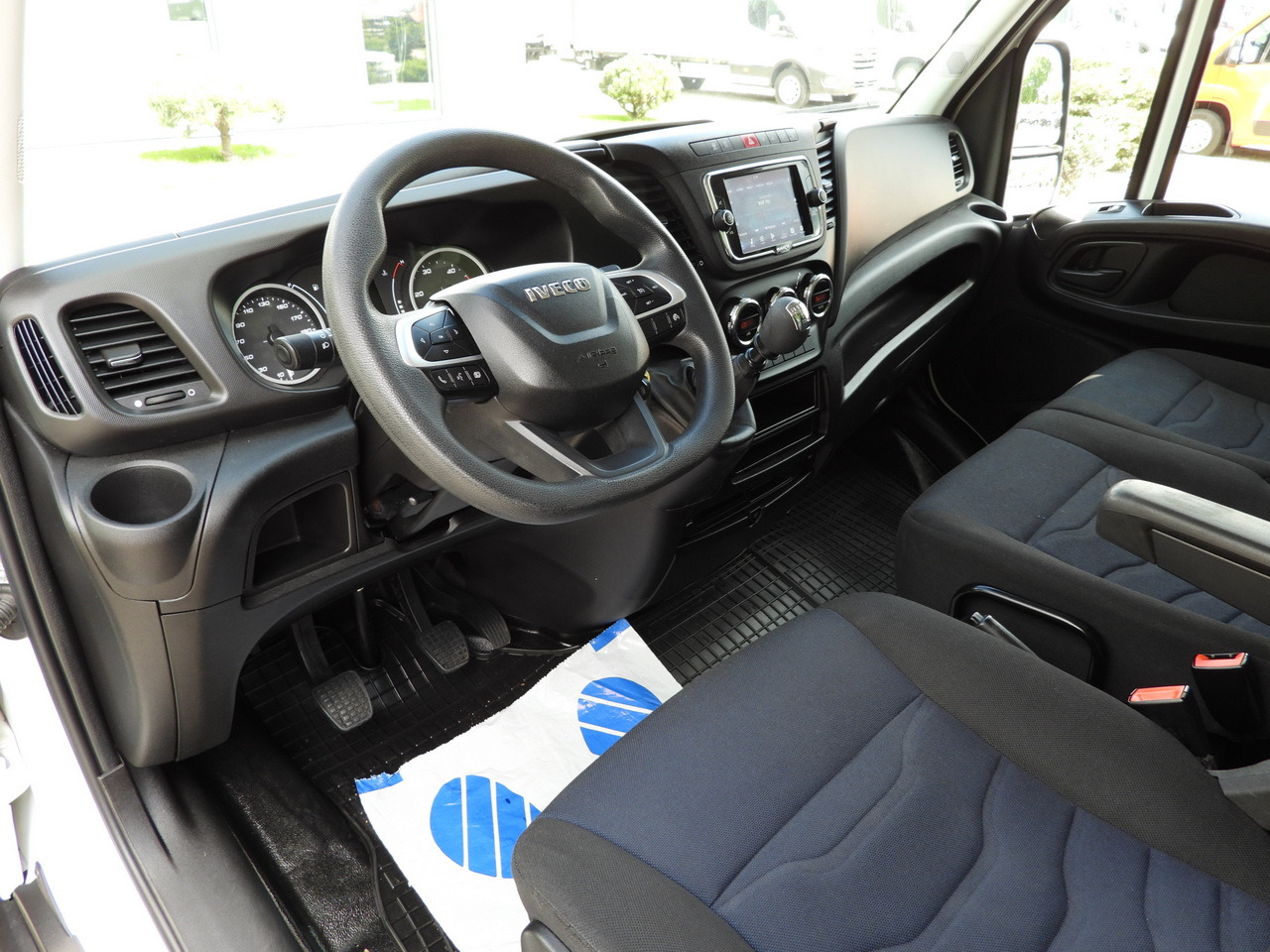 IVECO DAILY 35C16 BOX LIFT 8 PALLETS CRUISE CONTROL TWIN WHEELS AIR CONDITIONING 160HP - Фургон з закритим кузовом: фото 2 IVECO DAILY 35C16 BOX LIFT 8 PALLETS CRUISE CONTROL TWIN WHEELS AIR CONDITIONING 160HP - Фургон з закритим кузовом: фото 2