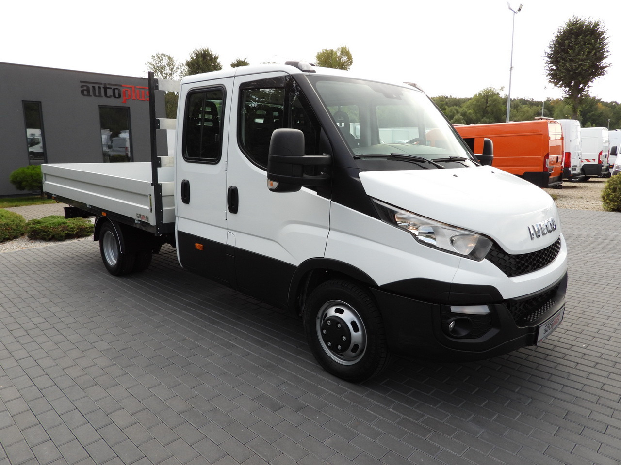 IVECO DAILY 35C17 STAKE BODY DOUBLE CABIN DOKA 7 SEATS CRUISE CONTROL TWIN WHEELS AIR CONDITIONING 170HP - Вантажопасажирський фургон: фото 4 IVECO DAILY 35C17 STAKE BODY DOUBLE CABIN DOKA 7 SEATS CRUISE CONTROL TWIN WHEELS AIR CONDITIONING 170HP - Вантажопасажирський фургон: фото 4