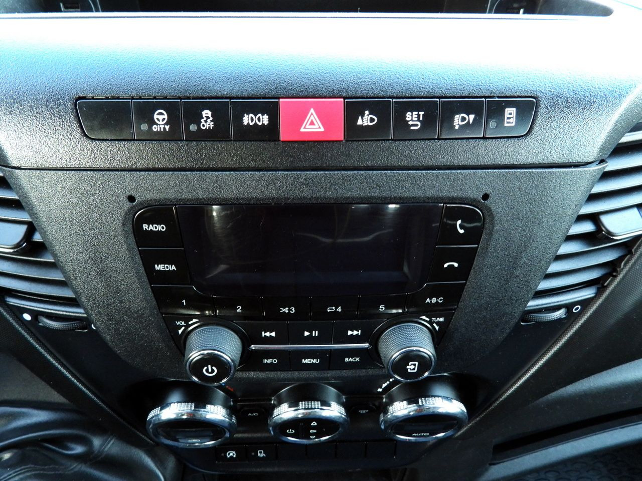 Вантажопасажирський фургон IVECO DAILY 35S14 STAKE BODY DOUBLE CABIN DOKA 7 SEATS CRUISE CONTROL AIR CONDITIONING  140HP: фото 25