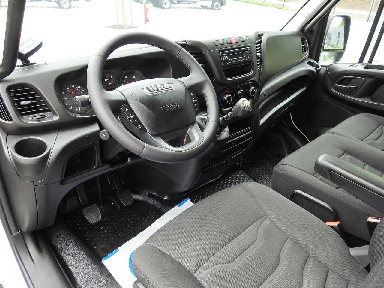 IVECO DAILY 35S15 REGRIGERATOR BOX -12*C 8 PALLETS CRUISE CONTROL TWIN WHEELS AIR CONDITIONING 150HP - Фургон-рефрижератор: фото 2 IVECO DAILY 35S15 REGRIGERATOR BOX -12*C 8 PALLETS CRUISE CONTROL TWIN WHEELS AIR CONDITIONING 150HP - Фургон-рефрижератор: фото 2