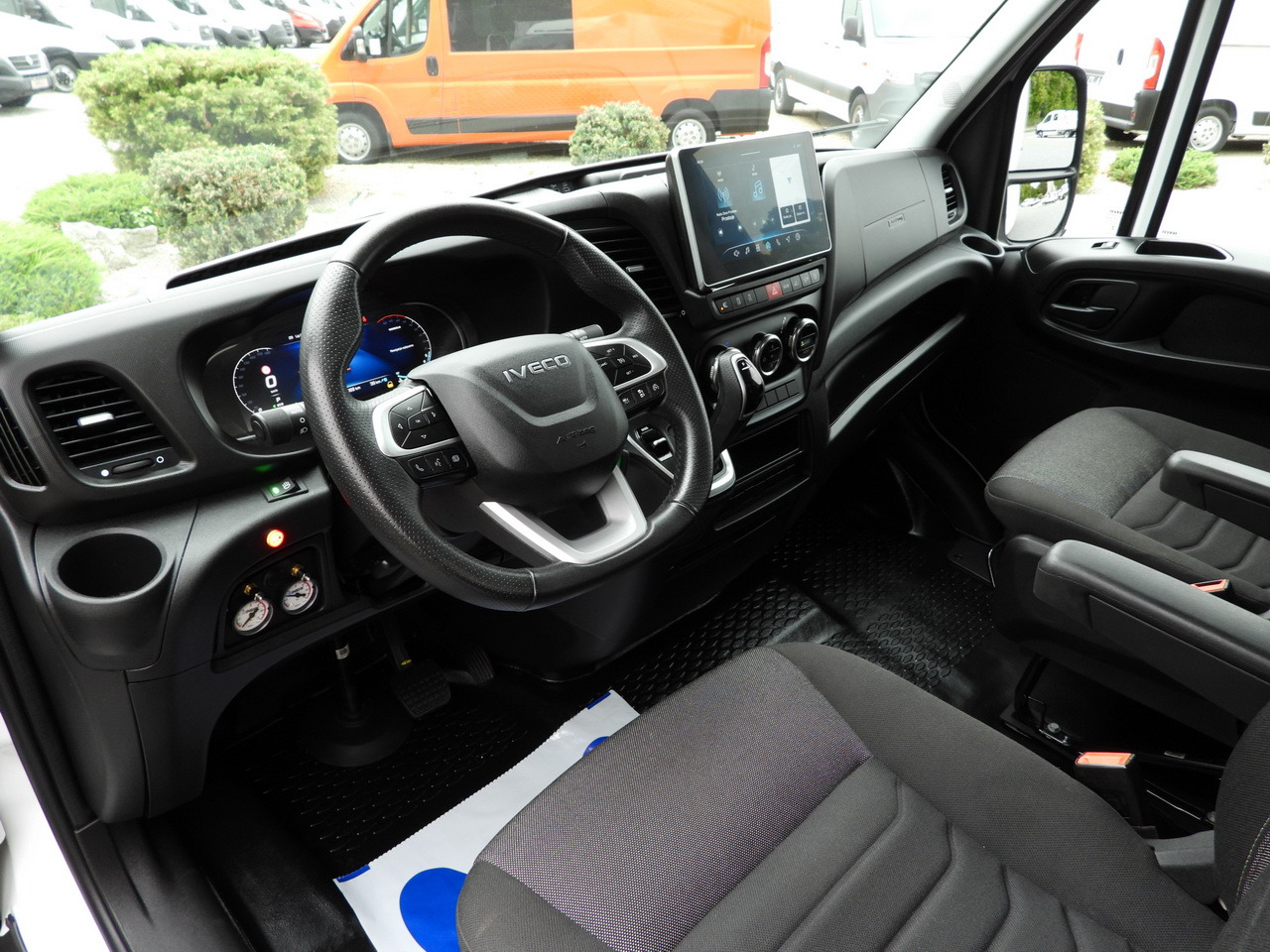 IVECO DAILY 35S18 BOX HI-MATIC LIFT 8 PALLETS CRUISE CONTROL NAVIGATION LED LIGHTS PNEUMATICS AUTOMATIC TRANSMISSION HI-MATIC AIR CONDITIONING 180HP - Фургон з закритим кузовом: фото 2 IVECO DAILY 35S18 BOX HI-MATIC LIFT 8 PALLETS CRUISE CONTROL NAVIGATION LED LIGHTS PNEUMATICS AUTOMATIC TRANSMISSION HI-MATIC AIR CONDITIONING 180HP - Фургон з закритим кузовом: фото 2