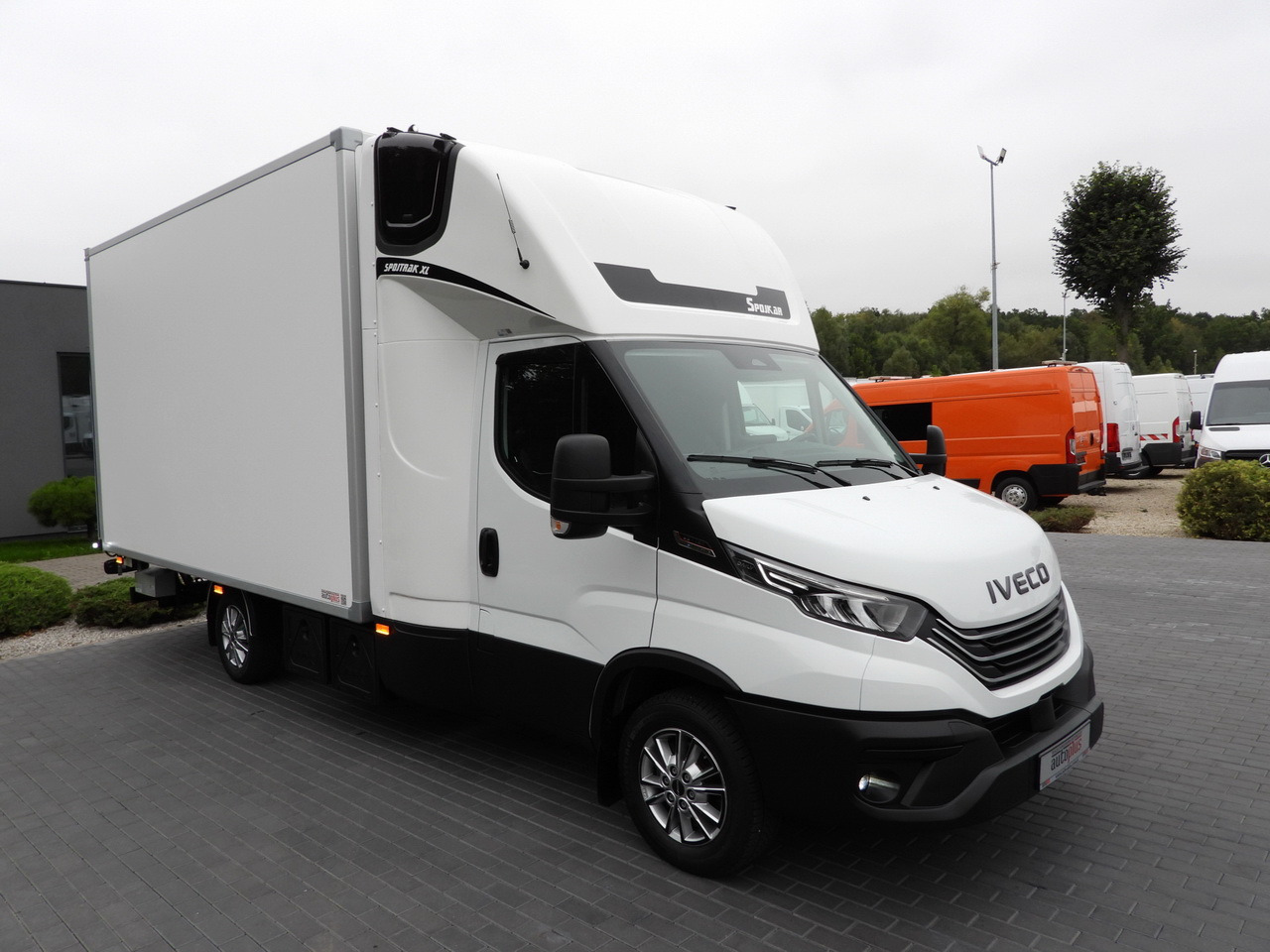 IVECO DAILY 35S18 BOX HI-MATIC LIFT 8 PALLETS CRUISE CONTROL NAVIGATION LED LIGHTS PNEUMATICS AUTOMATIC TRANSMISSION HI-MATIC AIR CONDITIONING  180HP - Фургон-рефрижератор: фото 4 IVECO DAILY 35S18 BOX HI-MATIC LIFT 8 PALLETS CRUISE CONTROL NAVIGATION LED LIGHTS PNEUMATICS AUTOMATIC TRANSMISSION HI-MATIC AIR CONDITIONING  180HP - Фургон-рефрижератор: фото 4