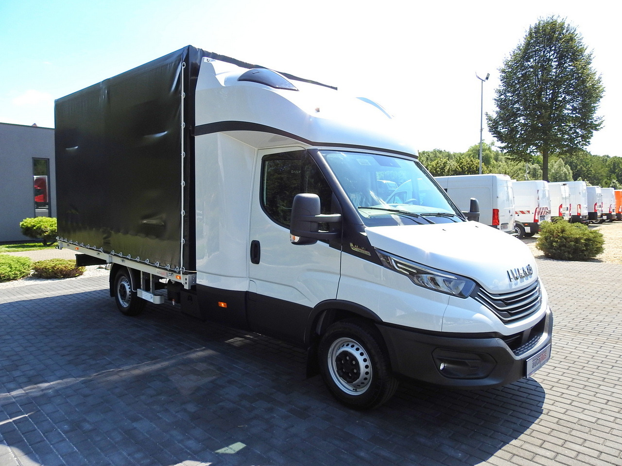 IVECO DAILY 35S18 NEW TARPAULIN 8 PALLETS CRUISE CONTROL NAVIGATION LED LIGHTS AUTOMATIC TRANSMISSION HI-MATIC MANUFACTURERS WARRANTY 180HP - Тентований фургон: фото 4 IVECO DAILY 35S18 NEW TARPAULIN 8 PALLETS CRUISE CONTROL NAVIGATION LED LIGHTS AUTOMATIC TRANSMISSION HI-MATIC MANUFACTURERS WARRANTY 180HP - Тентований фургон: фото 4