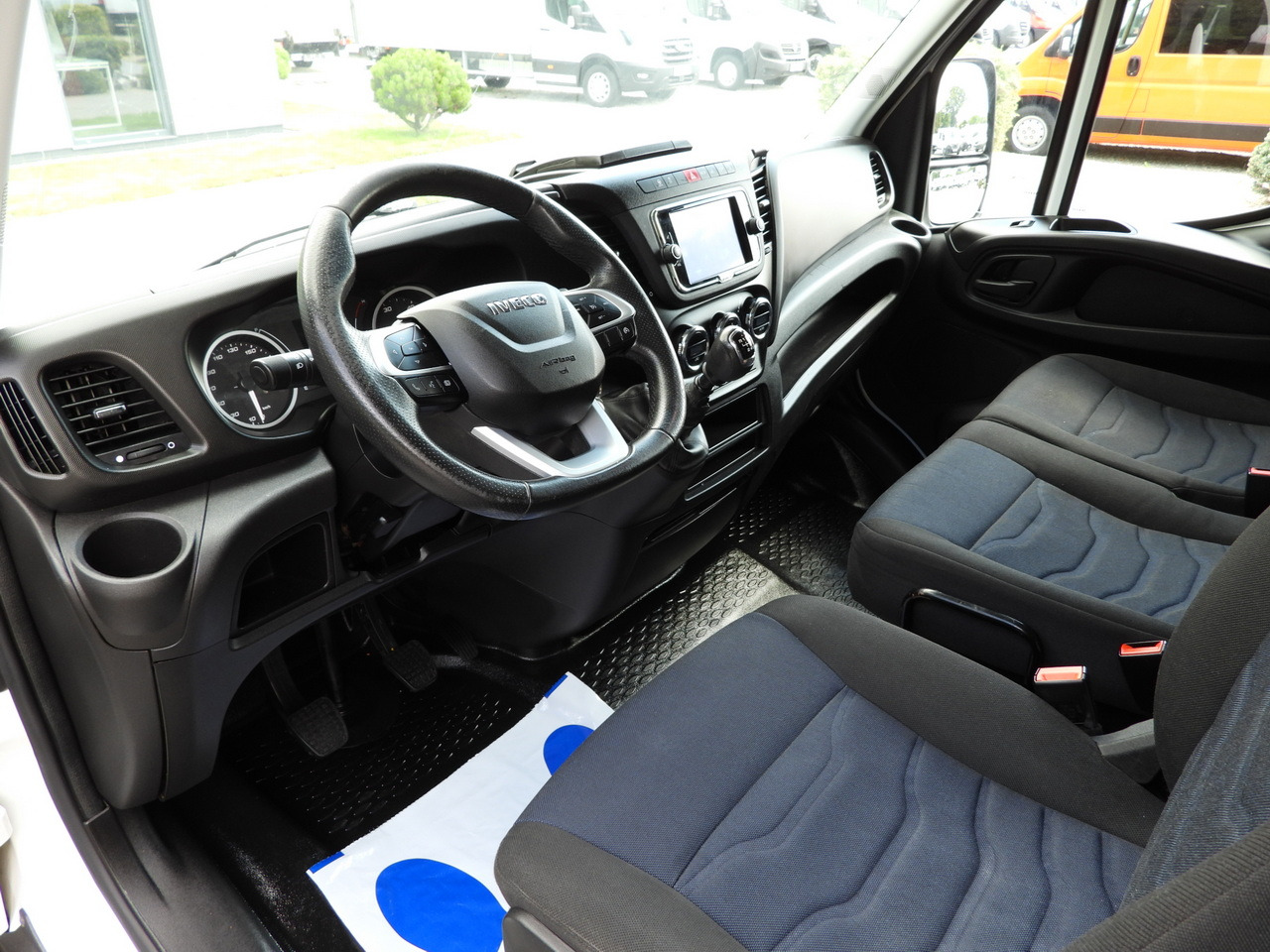 IVECO DAILY 35S18 TARPAULIN 10 PALLETS WEBASTO CRUISE CONTROL NAVIGATION LED LIGHTS AIR CONDITIONING 180HP - Тентований фургон: фото 2 IVECO DAILY 35S18 TARPAULIN 10 PALLETS WEBASTO CRUISE CONTROL NAVIGATION LED LIGHTS AIR CONDITIONING 180HP - Тентований фургон: фото 2