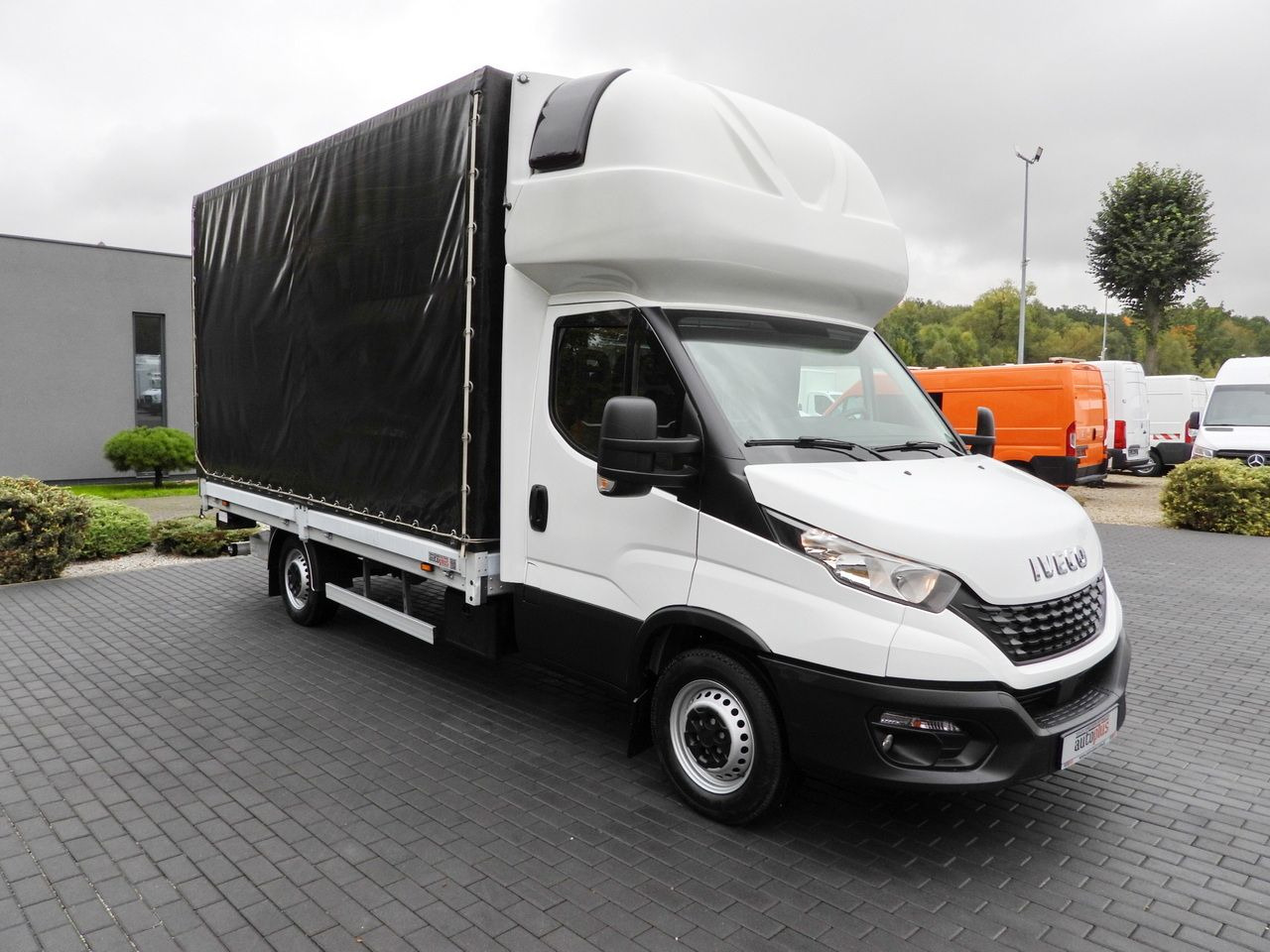 IVECO DAILY 35S18 TARPAULIN LIFT 8 PALLETS WEBASTO CRUISE CONTROL AIR CONDITIONING 180HP - Тентований фургон: фото 4 IVECO DAILY 35S18 TARPAULIN LIFT 8 PALLETS WEBASTO CRUISE CONTROL AIR CONDITIONING 180HP - Тентований фургон: фото 4