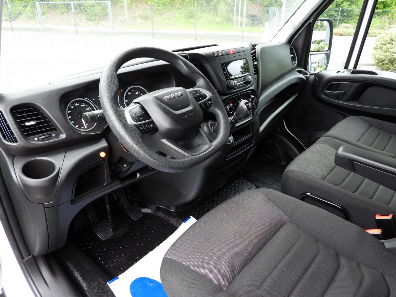 IVECO DAILY 35S18 TARPAULIN LIFT 8 PALLETS WEBASTO CRUISE CONTROL LED LIGHTS AIR CONDITIONING 180HP - Тентований фургон: фото 2 IVECO DAILY 35S18 TARPAULIN LIFT 8 PALLETS WEBASTO CRUISE CONTROL LED LIGHTS AIR CONDITIONING 180HP - Тентований фургон: фото 2