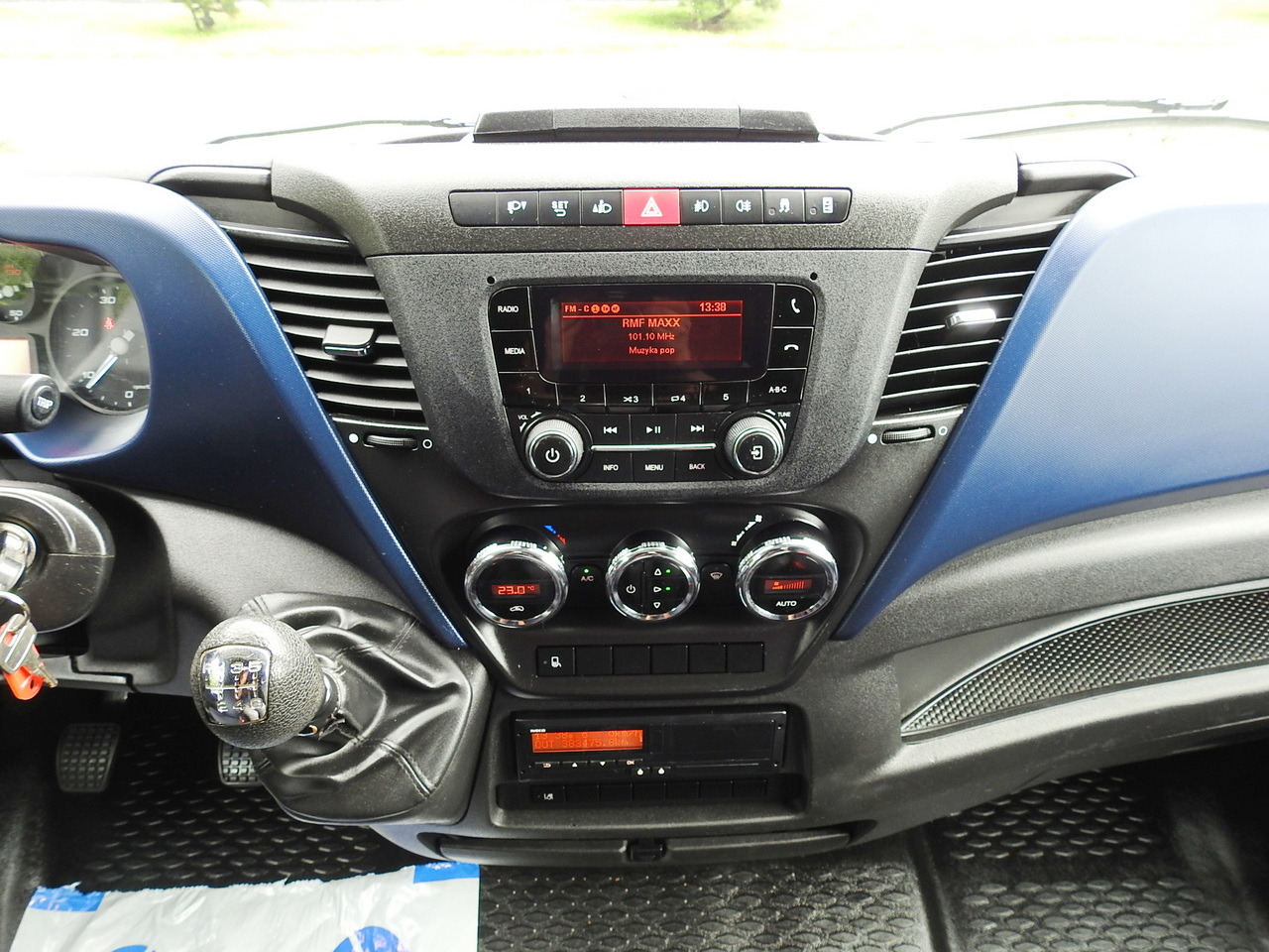 Тентована вантажівка IVECO DAILY 70C18 TARPAULIN LIFT 12 PALLETS WEBASTO CRUISE CONTROL TWIN WHEELS AIR CONDITIONING  180HP: фото 38