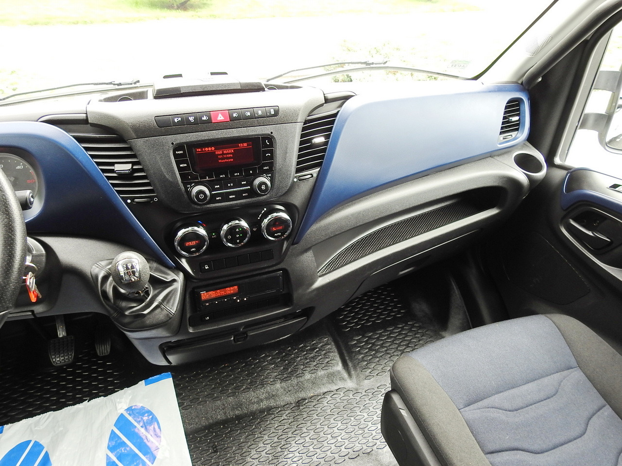 Тентована вантажівка IVECO DAILY 70C18 TARPAULIN LIFT 12 PALLETS WEBASTO CRUISE CONTROL TWIN WHEELS AIR CONDITIONING  180HP: фото 36