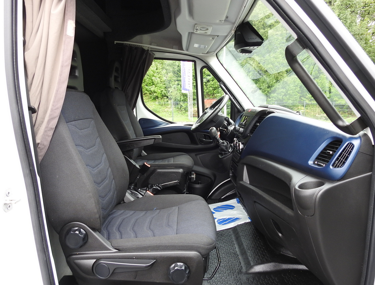 Тентована вантажівка IVECO DAILY 70C18 TARPAULIN LIFT 12 PALLETS WEBASTO CRUISE CONTROL TWIN WHEELS AIR CONDITIONING  180HP: фото 42
