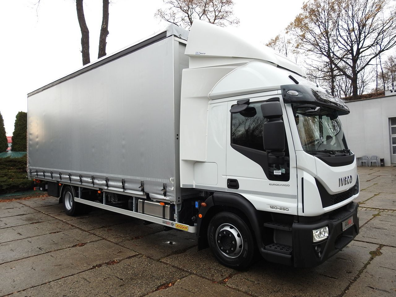 IVECO EUROCARGO 120-250 NEW TARPAULIN LIFT 18 PALLETS WEBASTO CRUISE CONTROL AIR CONDITIONING LED LIGHTS PNEUMATICS AUTOMATIC TRANSMISSION HI-MATIC 250HP - Тентований фургон: фото 4 IVECO EUROCARGO 120-250 NEW TARPAULIN LIFT 18 PALLETS WEBASTO CRUISE CONTROL AIR CONDITIONING LED LIGHTS PNEUMATICS AUTOMATIC TRANSMISSION HI-MATIC 250HP - Тентований фургон: фото 4