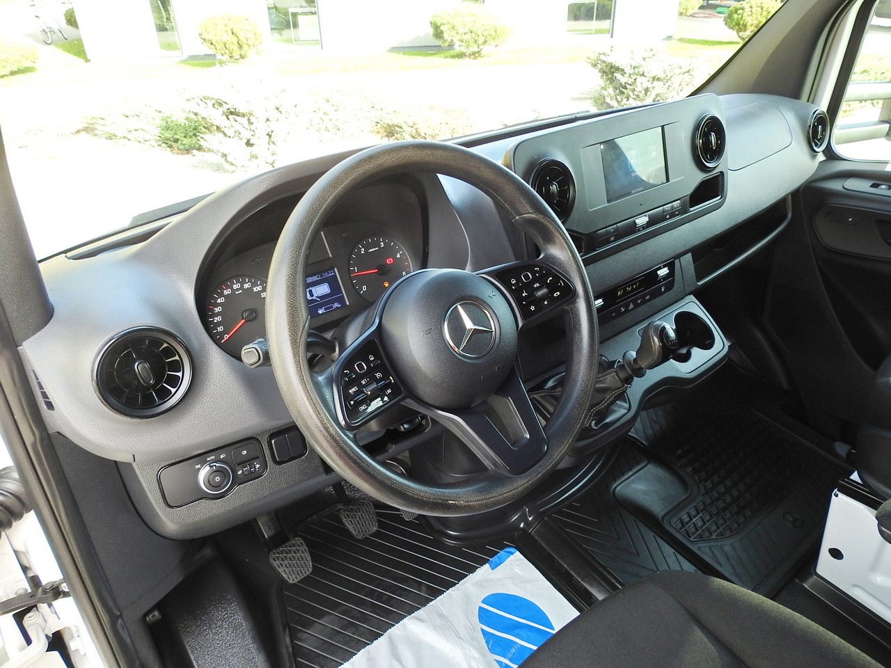 MERCEDES SPRINTER 516 STAKE BODY DOUBLE CABIN DOKA 6 SEATS CRUISE CONTROL AIR CONDITIONING TWIN WHEELS 160HP - Легка бортова вантажівка: фото 2 MERCEDES SPRINTER 516 STAKE BODY DOUBLE CABIN DOKA 6 SEATS CRUISE CONTROL AIR CONDITIONING TWIN WHEELS 160HP - Легка бортова вантажівка: фото 2
