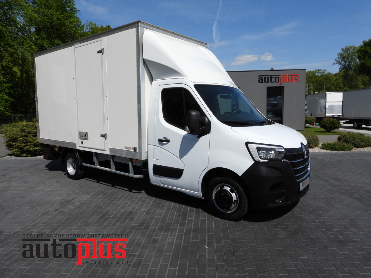 RENAULT MASTER BOX LIFT 8 PALLETS CRUISE CONTROL NAVIGATION LED LIGHTS TWIN WHEELS AIR CONDITIONING 145HP - Фургон з закритим кузовом: фото 1 RENAULT MASTER BOX LIFT 8 PALLETS CRUISE CONTROL NAVIGATION LED LIGHTS TWIN WHEELS AIR CONDITIONING 145HP - Фургон з закритим кузовом: фото 1