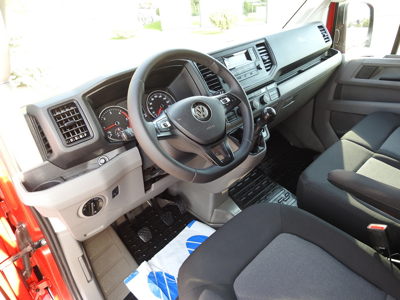 VOLKSWAGEN CRAFTER STAKE BODY DOUBLE CABIN DOKA 7 SEATS AIR CONDITIONING 140HP - Вантажопасажирський фургон: фото 2 VOLKSWAGEN CRAFTER STAKE BODY DOUBLE CABIN DOKA 7 SEATS AIR CONDITIONING 140HP - Вантажопасажирський фургон: фото 2