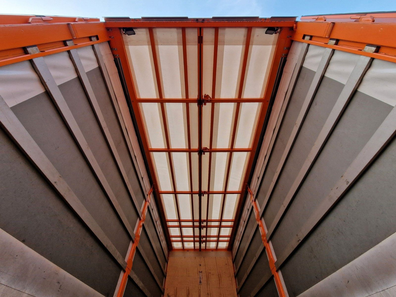 Тентована вантажівка Mercedes-Benz Actros 2548 / Retarder / Euro 6E / Aluklappen: фото 10 Тентована вантажівка Mercedes-Benz Actros 2548 / Retarder / Euro 6E / Aluklappen: фото 10