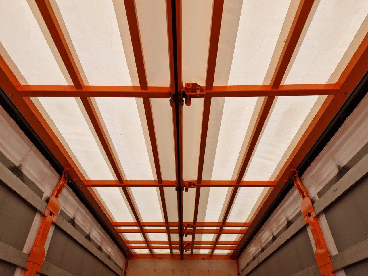 Тентована вантажівка Mercedes-Benz Actros 2548 / Retarder / Euro 6E / Aluklappen: фото 11 Тентована вантажівка Mercedes-Benz Actros 2548 / Retarder / Euro 6E / Aluklappen: фото 11