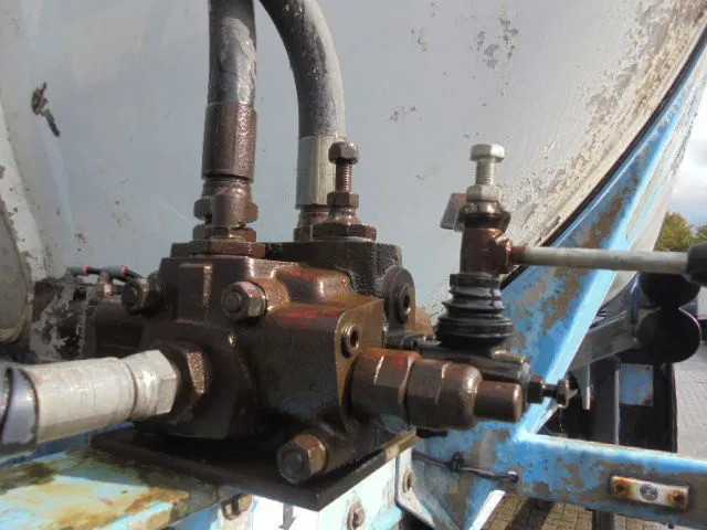 SPITZER BP SK 50 - Напівпричіп цистерна: фото 3 SPITZER BP SK 50 - Напівпричіп цистерна: фото 3