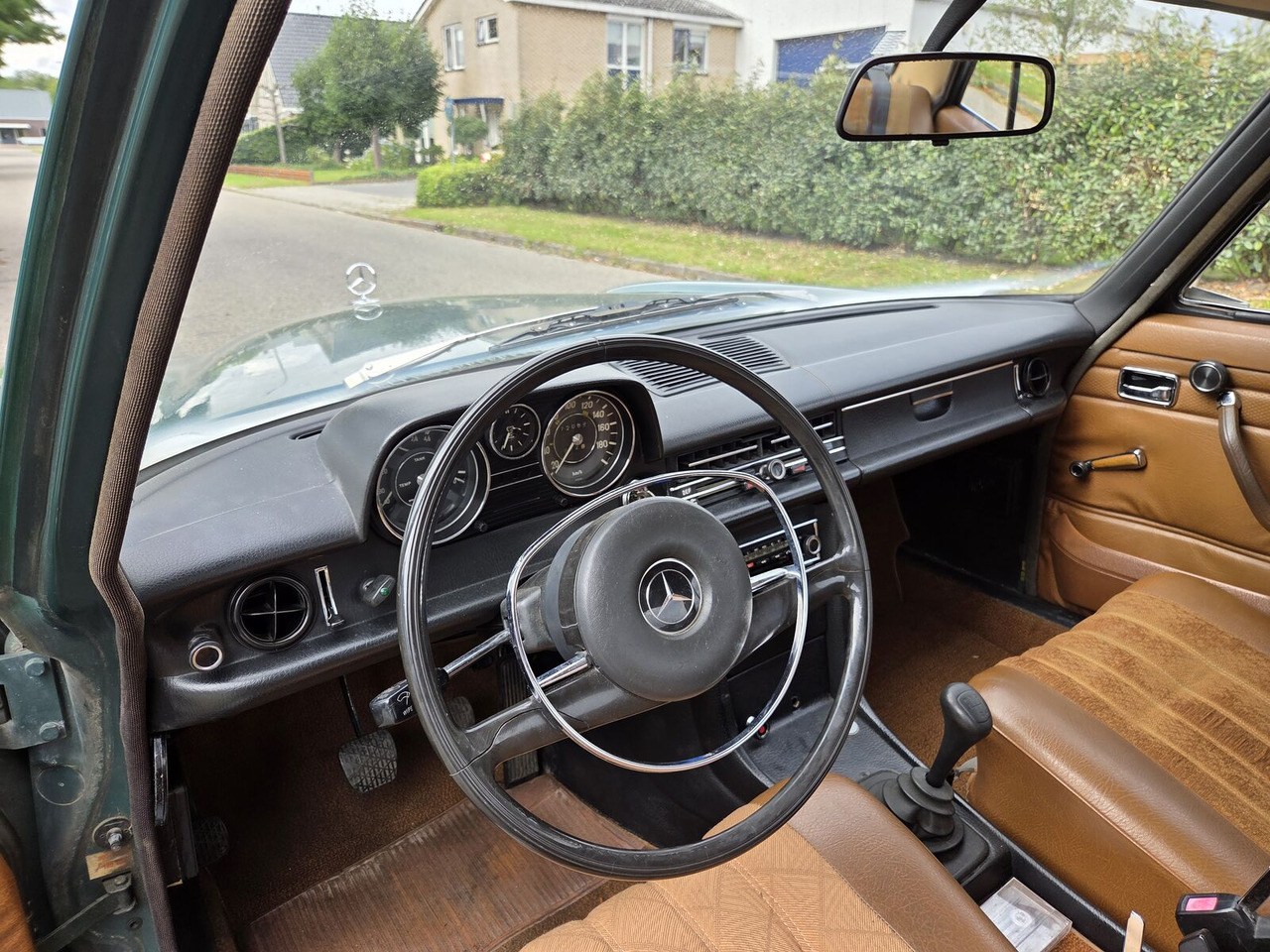 Седан Mercedes-Benz 220 (W115) sedan: фото 11