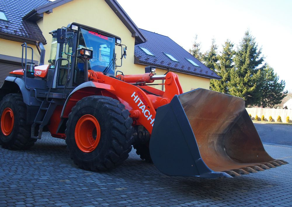 Ładowarka Hitachi ZW250 2010 Ładowarka Hitachi Waga, Centralne smarowanie - Колісний навантажувач: фото 1 Ładowarka Hitachi ZW250 2010 Ładowarka Hitachi Waga, Centralne smarowanie - Колісний навантажувач: фото 1