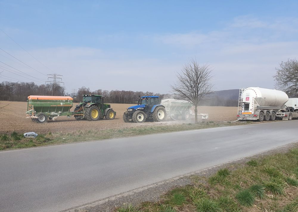 Rozsiewanie wapna Amazone Rozsiew lancali żmijkowymi WAPNOWANIE PÓL precyzyjne - Техніка для внесення добрив: фото 1 Rozsiewanie wapna Amazone Rozsiew lancali żmijkowymi WAPNOWANIE PÓL precyzyjne - Техніка для внесення добрив: фото 1