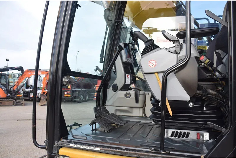 Гусеничний екскаватор Caterpillar 323E-stock id2: фото 8 Гусеничний екскаватор Caterpillar 323E-stock id2: фото 8