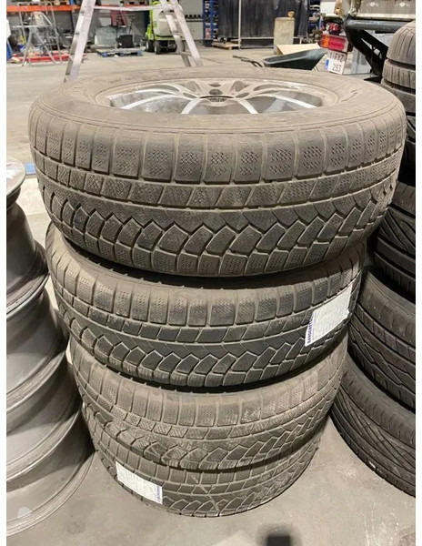 Continental Continental banden met velgen 235/65 R17 - Шини і диски в категорії Легкові автомобілі: фото 1 Continental Continental banden met velgen 235/65 R17 - Шини і диски в категорії Легкові автомобілі: фото 1