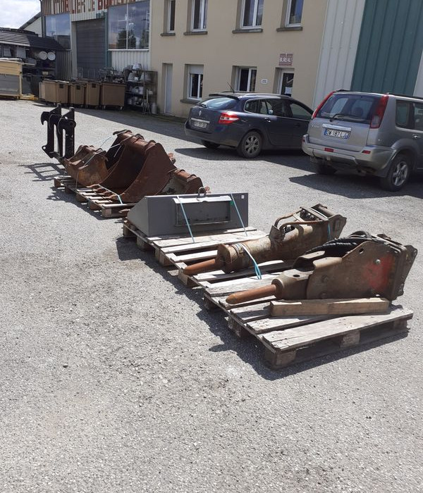 Godets pour pelle,Mini pelle, Tracto pelle. Fourche et mat d'elevateur.Moteur de forage avec tariere - Навісне обладнання в категорії Будівельна техніка: фото 1 Godets pour pelle,Mini pelle, Tracto pelle. Fourche et mat d'elevateur.Moteur de forage avec tariere - Навісне обладнання в категорії Будівельна техніка: фото 1