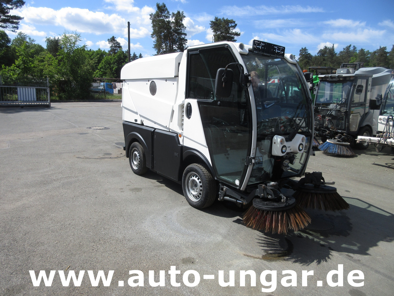 BUCHER CC 1000 Kleinkehrmaschine CityCat 4-Rad Lenkung - Промислова підмітальна машина: фото 3 BUCHER CC 1000 Kleinkehrmaschine CityCat 4-Rad Lenkung - Промислова підмітальна машина: фото 3
